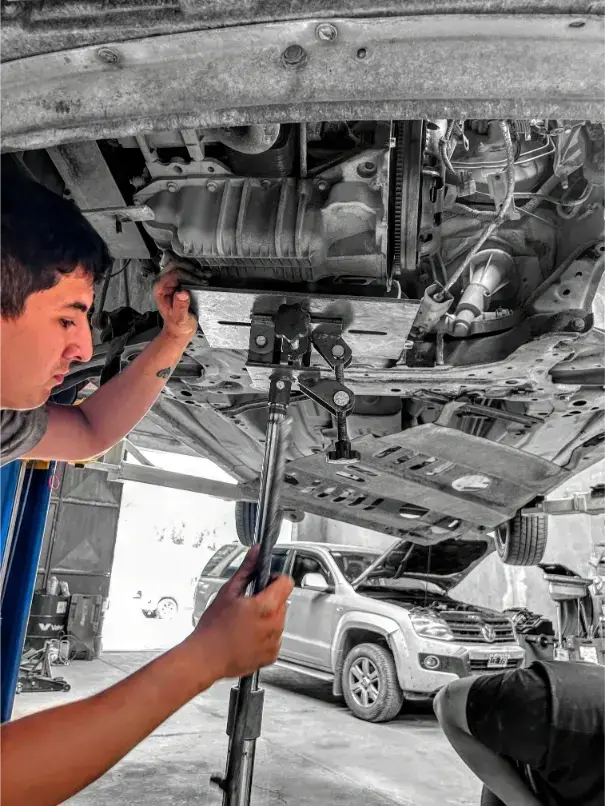 Mecánico realizando diagnóstico computarizado